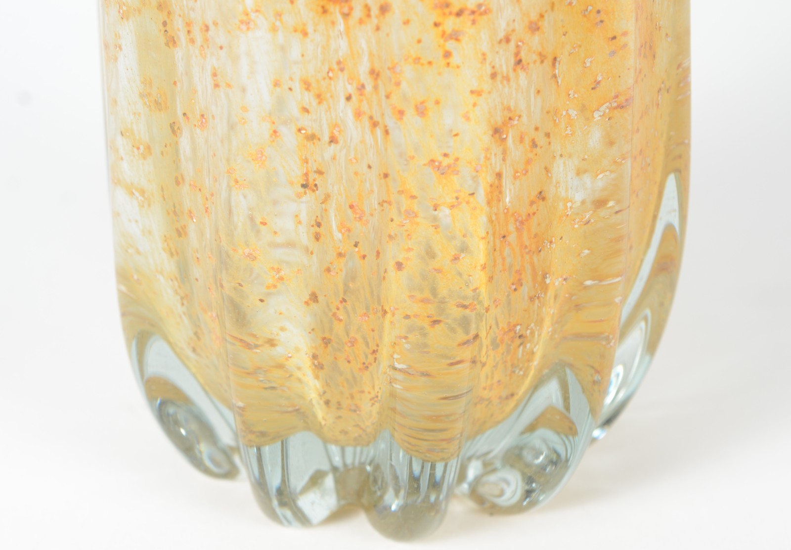 Vaso de vidro decorativo na cor amarelo, trabalhado em gomos. - foto 4 de 5