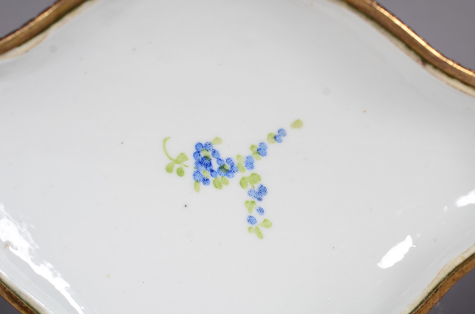 Porta jóias de porcelana francesa com flores em policromia pintadas á... - foto 7 de 8