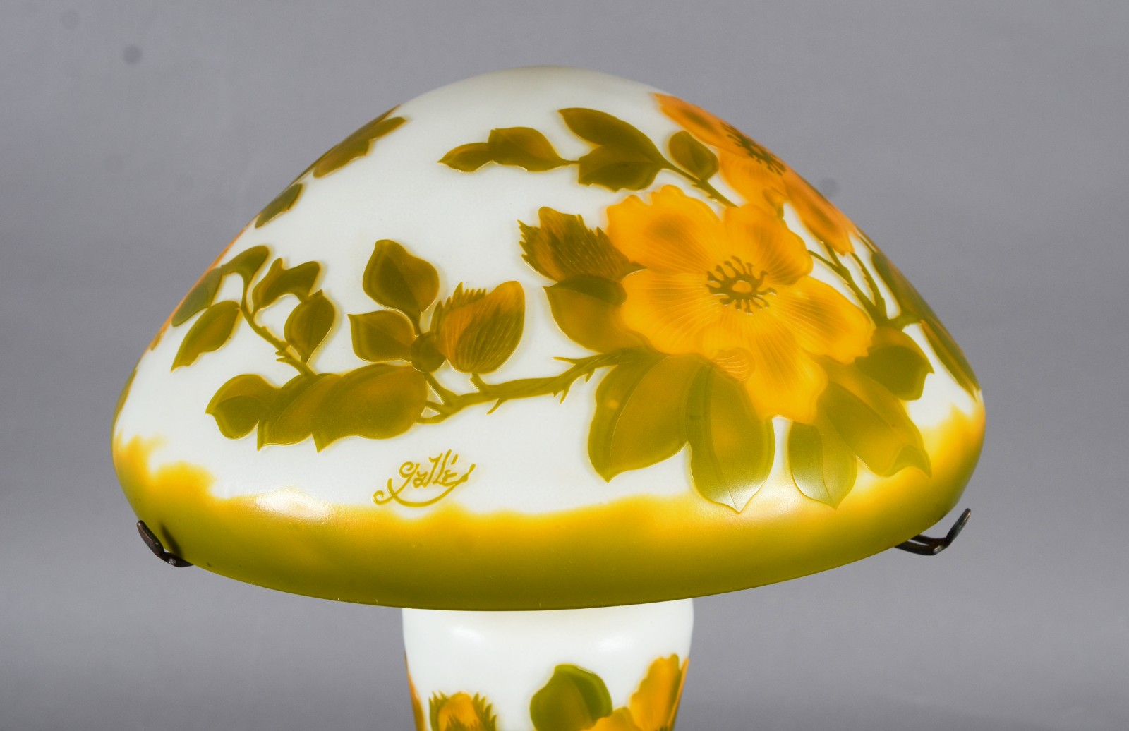Abatjour de pasta de vidro acidado com flores em tons de âmbar e... - foto 4 de 9