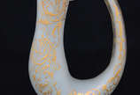 Jarra com alça de opalina branca com guirlandas... - Jarra com alça de opalina branca com guirlandas douradas. Altura 25 cm.