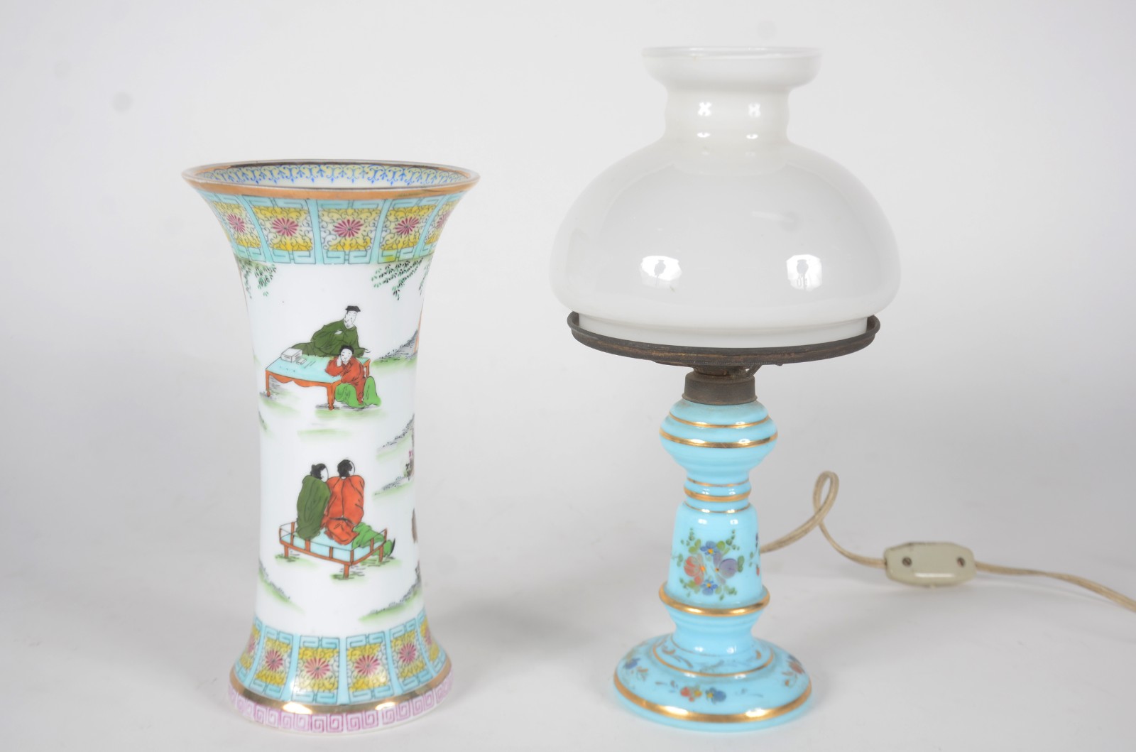 Duas peças, sendo: vaso de porcelana decorada ao gosto oriental e... - foto 1 de 8