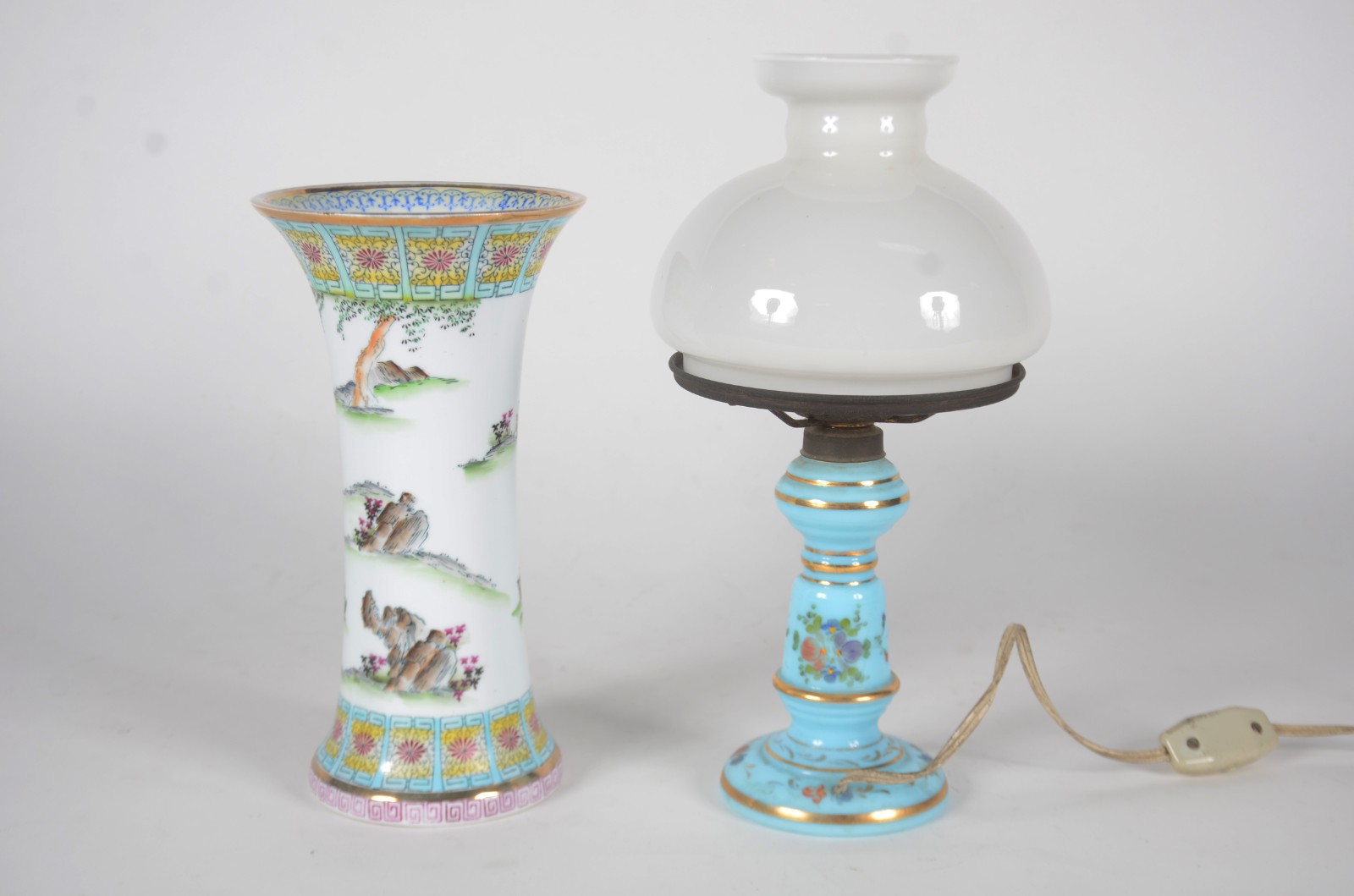Duas peças, sendo: vaso de porcelana decorada ao gosto oriental e... - foto 2 de 8