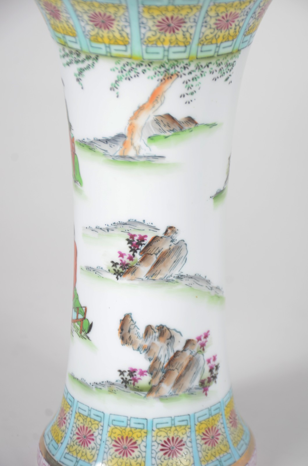 Duas peças, sendo: vaso de porcelana decorada ao gosto oriental e... - foto 4 de 8