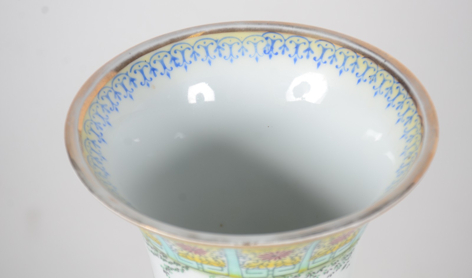 Duas peças, sendo: vaso de porcelana decorada ao gosto oriental e... - foto 5 de 8