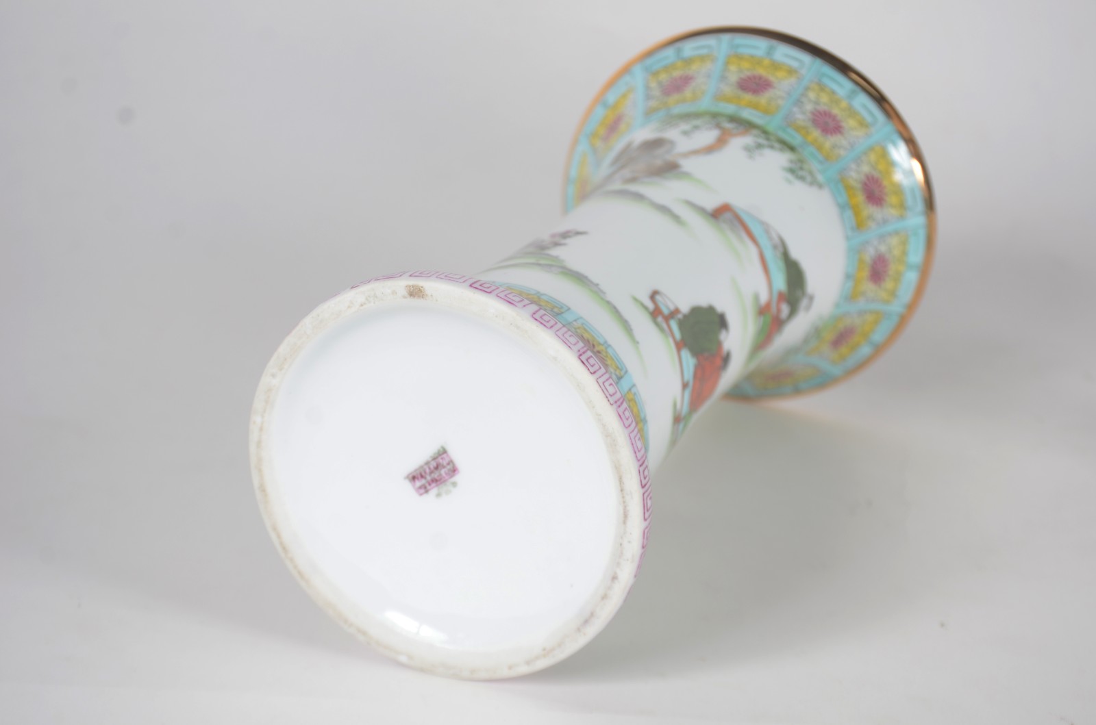 Duas peças, sendo: vaso de porcelana decorada ao gosto oriental e... - foto 6 de 8