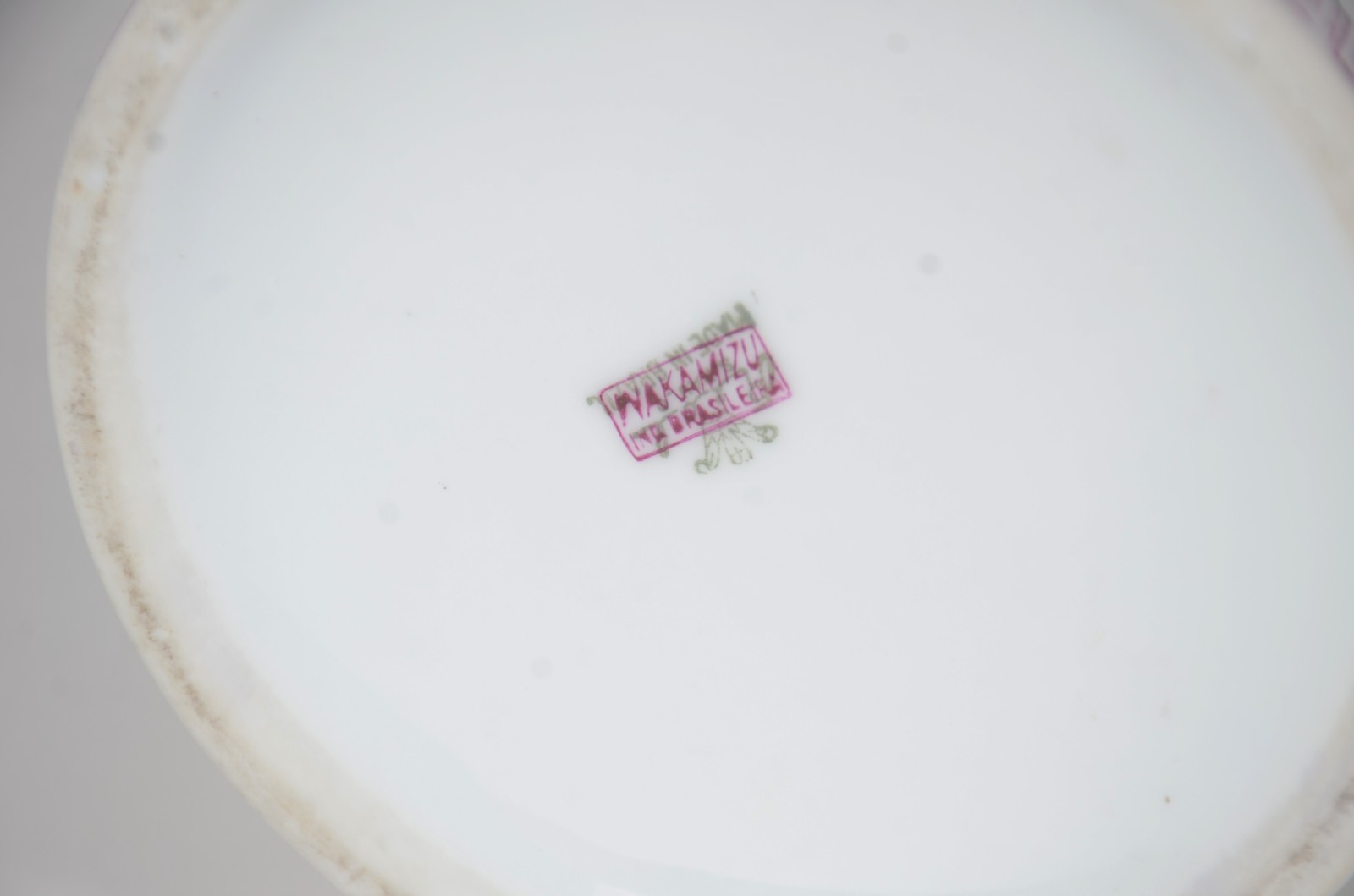 Duas peças, sendo: vaso de porcelana decorada ao gosto oriental e... - foto 7 de 8