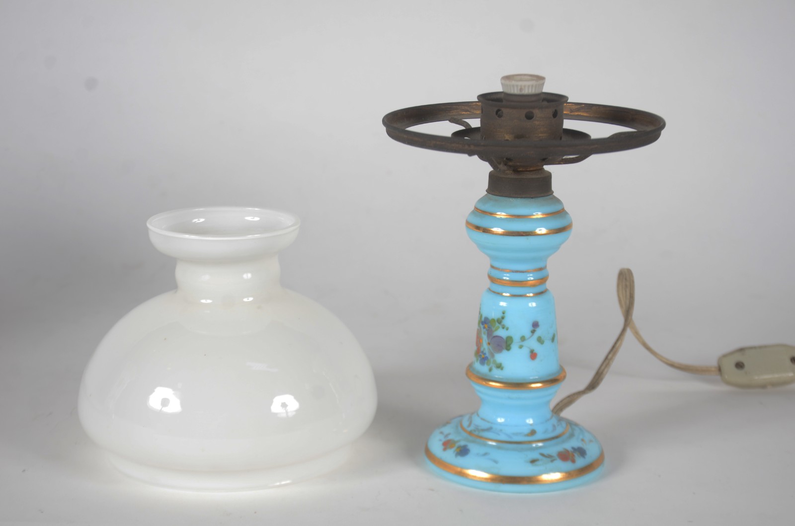 Duas peças, sendo: vaso de porcelana decorada ao gosto oriental e... - foto 8 de 8