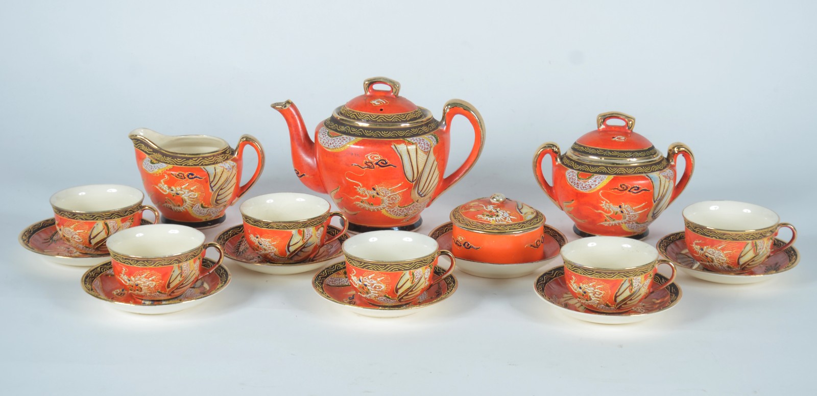 Serviço de chá de porcelana oriental, decorado com dragões sobre... - foto 1 de 11