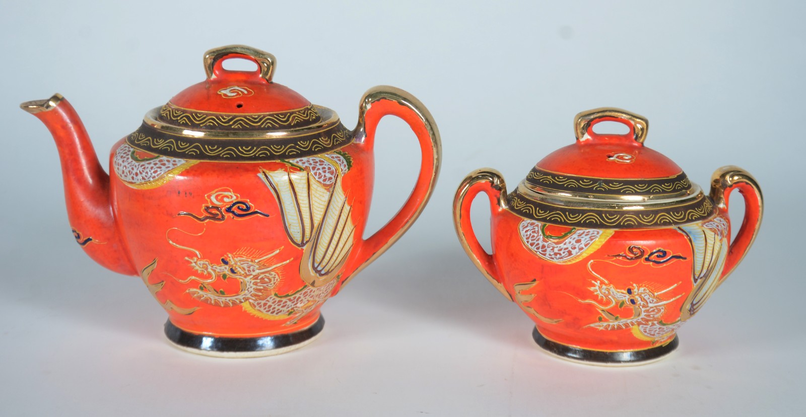 Serviço de chá de porcelana oriental, decorado com dragões sobre... - foto 2 de 11
