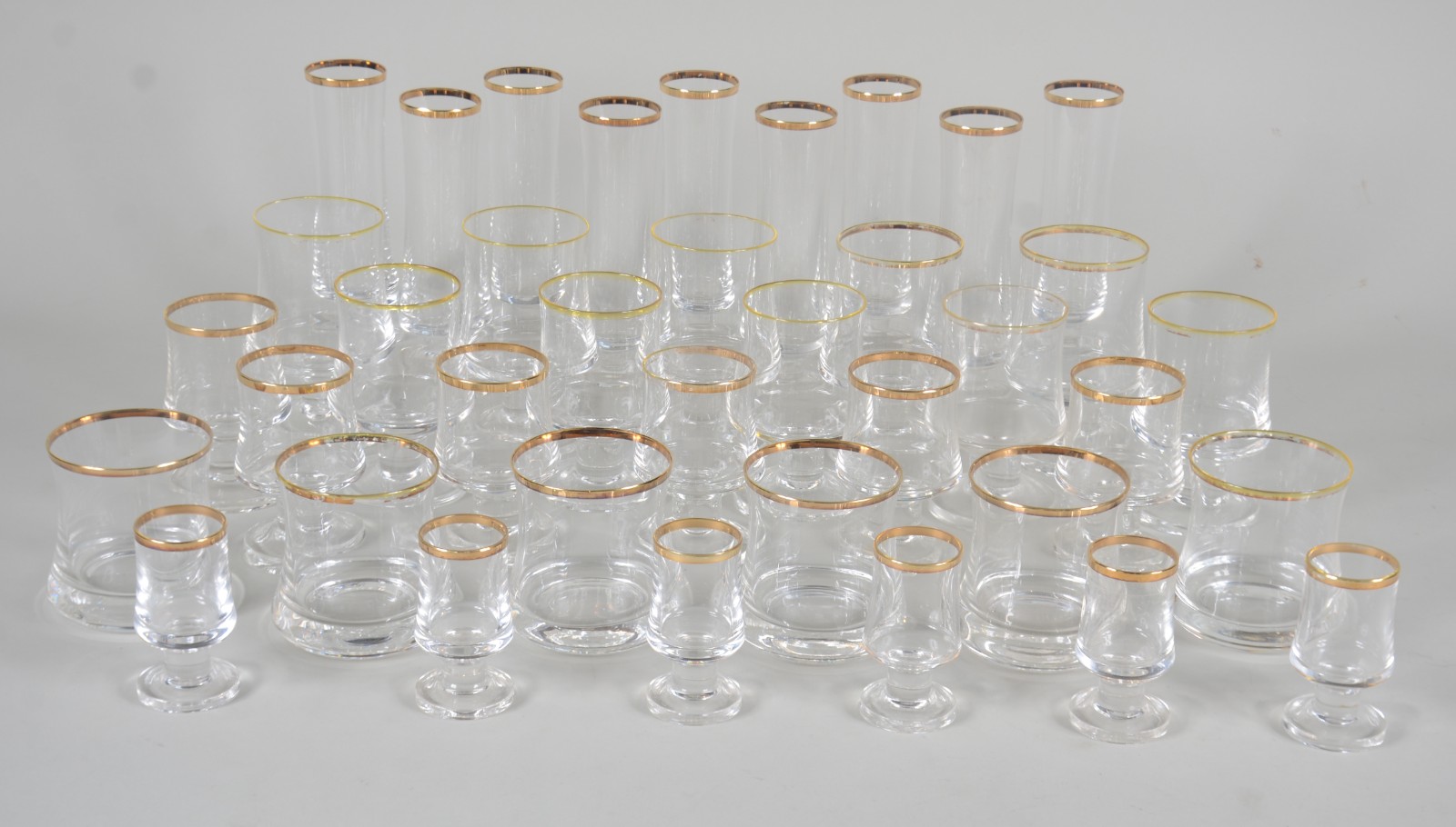 Serviço de cristal com bordas douradas, sendo: 5 taças para água, 9... - foto 2 de 5