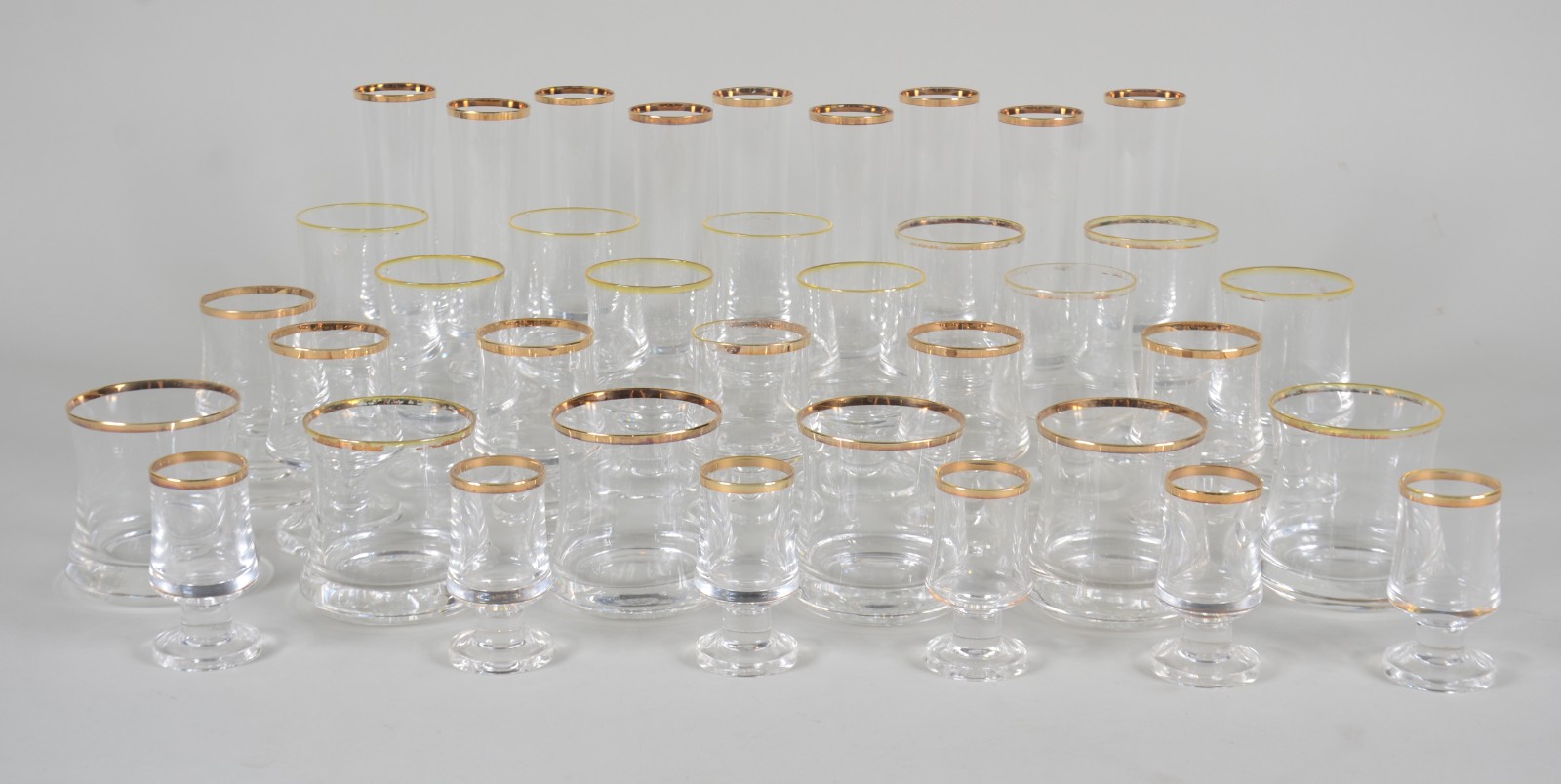 Serviço de cristal com bordas douradas, sendo: 5 taças para água, 9... - foto 1 de 5