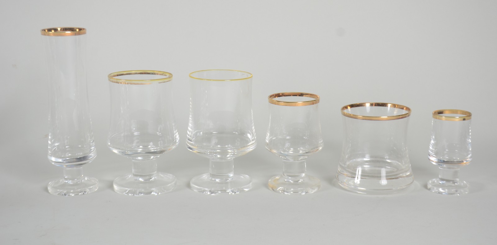 Serviço de cristal com bordas douradas, sendo: 5 taças para água, 9... - foto 3 de 5