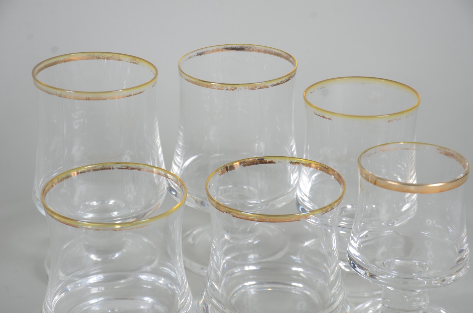 Serviço de cristal com bordas douradas, sendo: 5 taças para água, 9... - foto 4 de 5