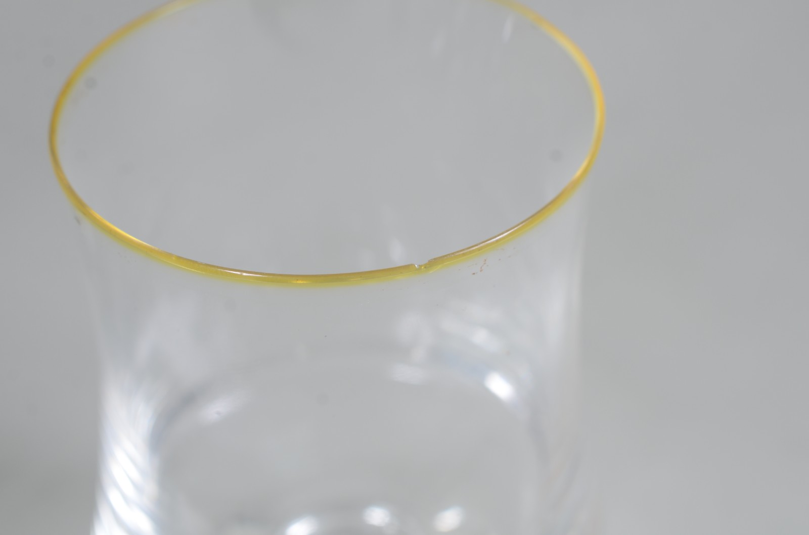 Serviço de cristal com bordas douradas, sendo: 5 taças para água, 9... - foto 5 de 5