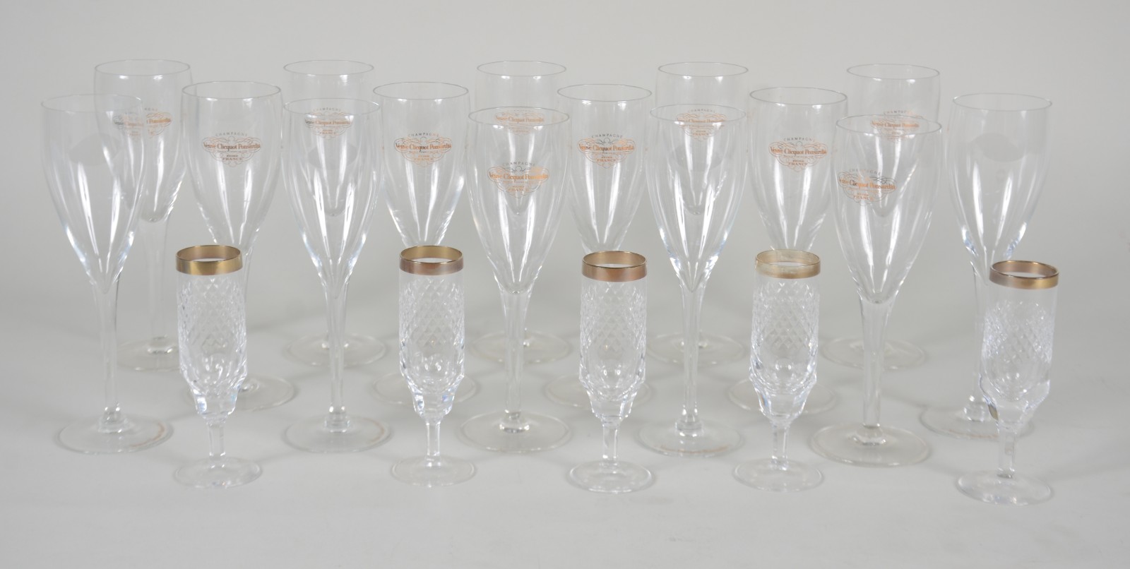 Quinze flutes para champagne da Veuve Clicquot Ponsardin e 5 copos de... - foto 1 de 8