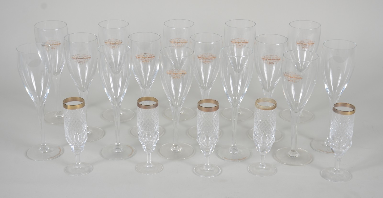 Quinze flutes para champagne da Veuve Clicquot Ponsardin e 5 copos de... - foto 2 de 8