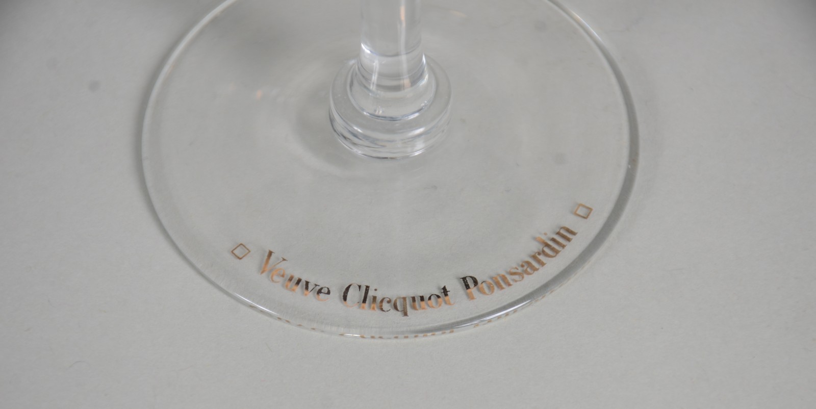 Quinze flutes para champagne da Veuve Clicquot Ponsardin e 5 copos de... - foto 5 de 8