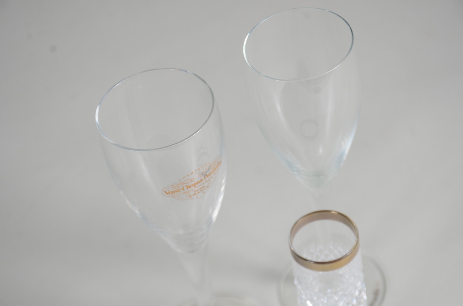 Quinze flutes para champagne da Veuve Clicquot Ponsardin e 5 copos de... - foto 7 de 8