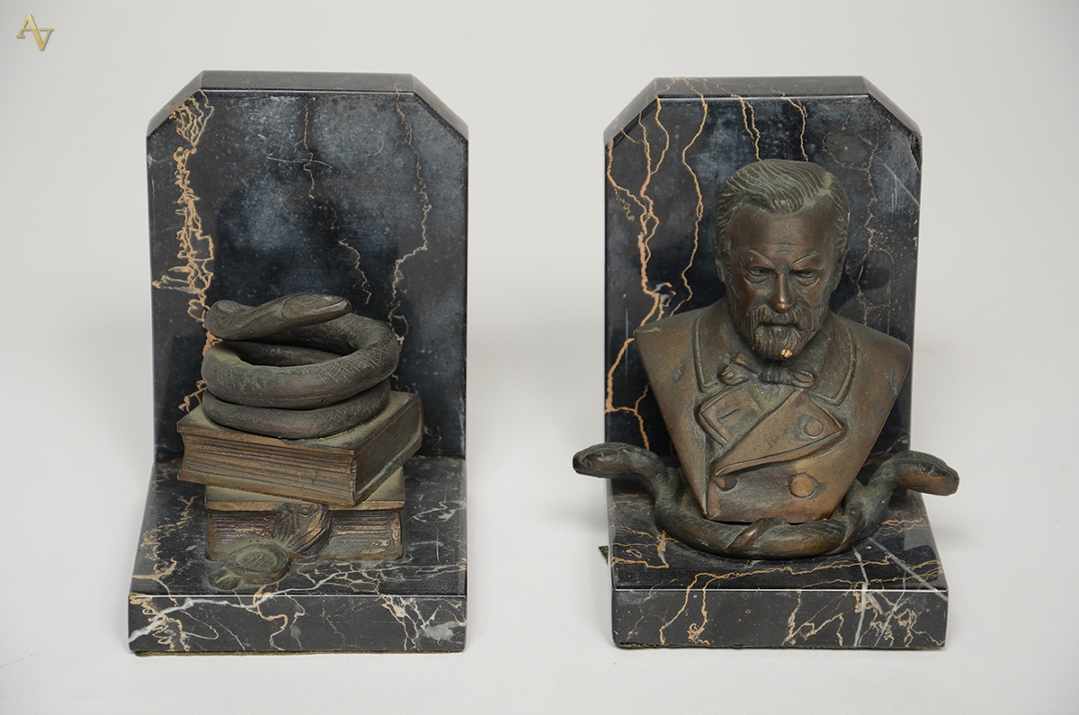 Par de serre livres de bronze e mármore. Medidas 10 x 12 cm cada e...
