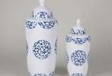 Dois potiches de cerâmica branca com detalhes e... - Dois potiches de cerâmica branca com detalhes em azul.
