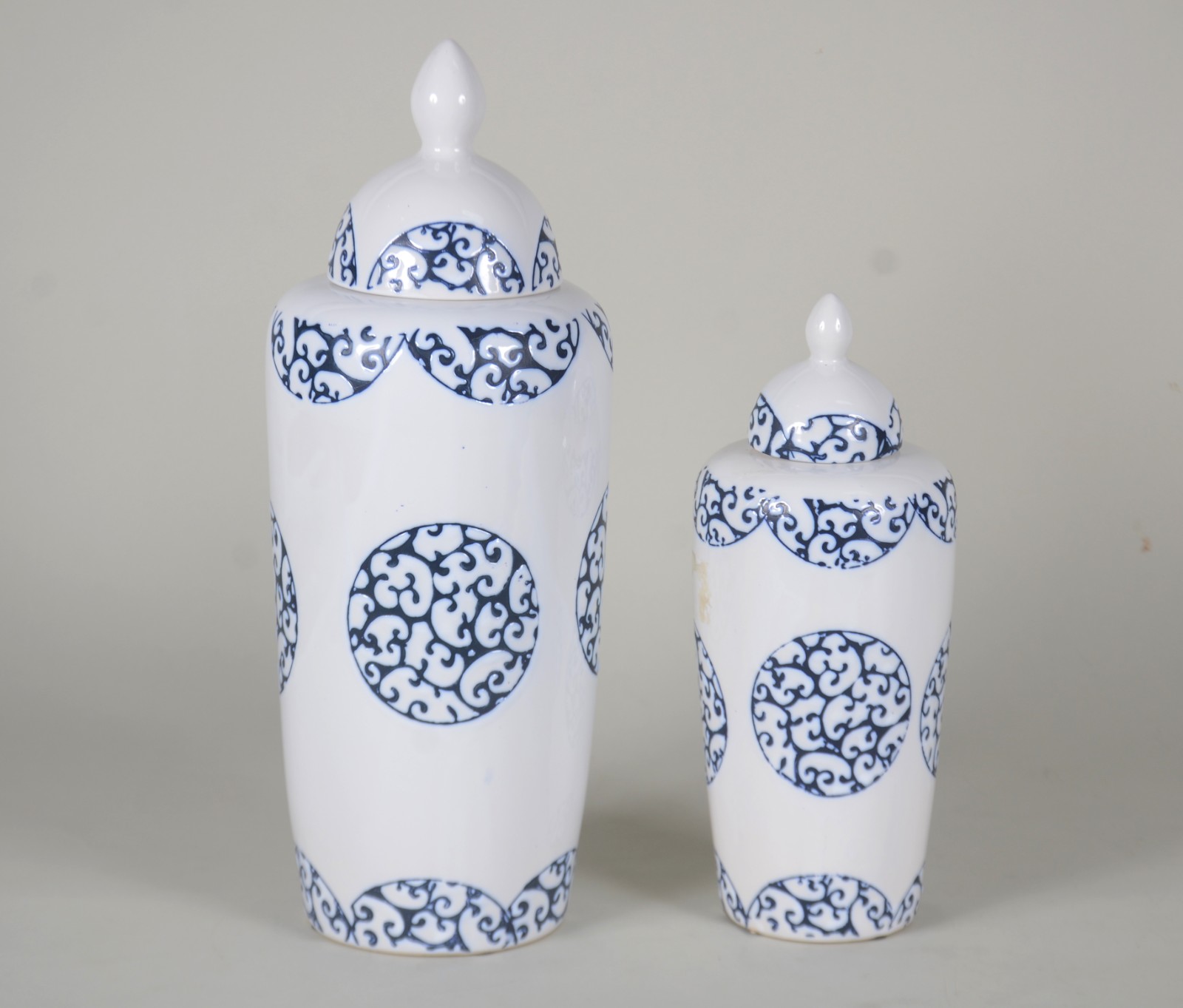 Dois potiches de cerâmica branca com detalhes em azul. - foto 1 de 6