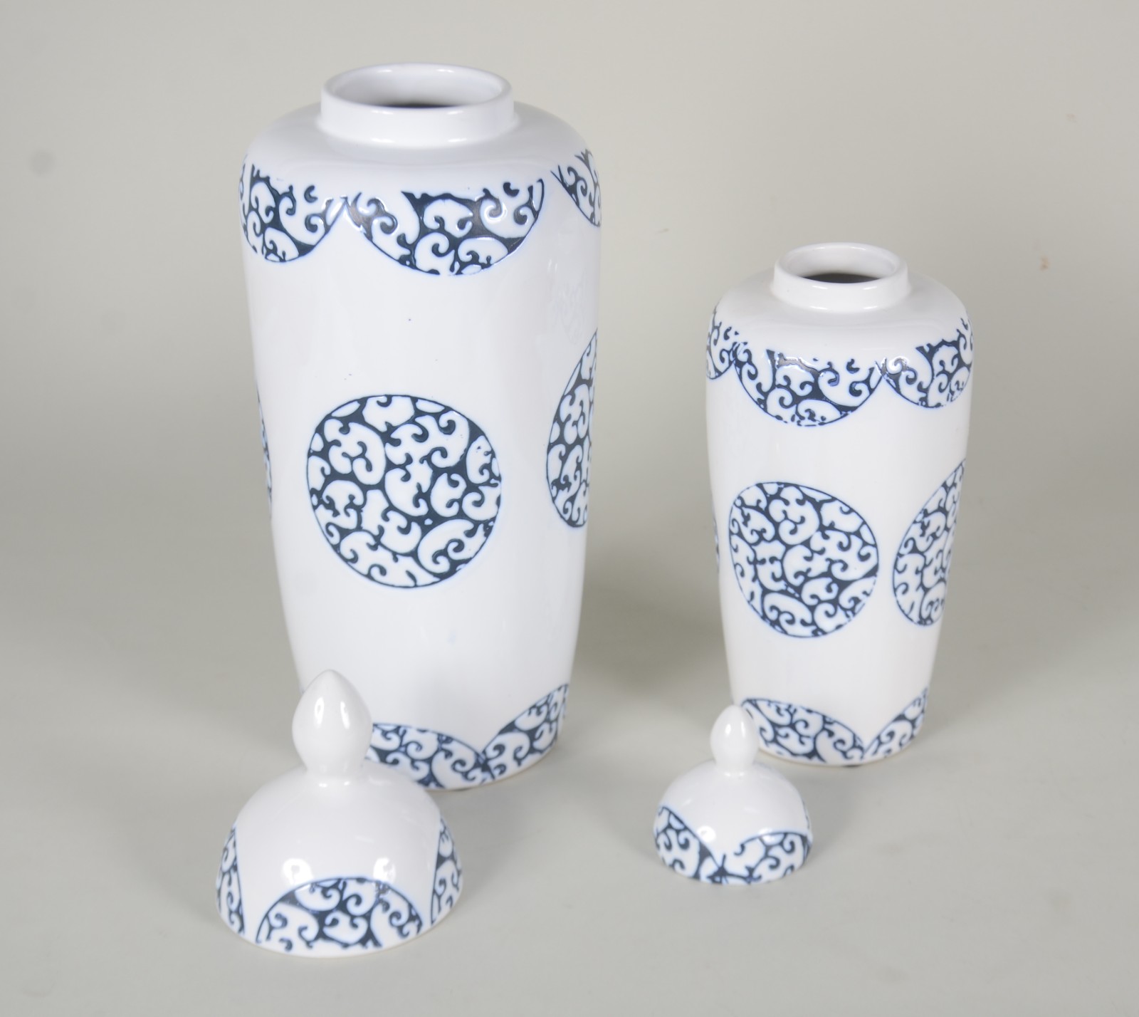 Dois potiches de cerâmica branca com detalhes em azul. - foto 5 de 6