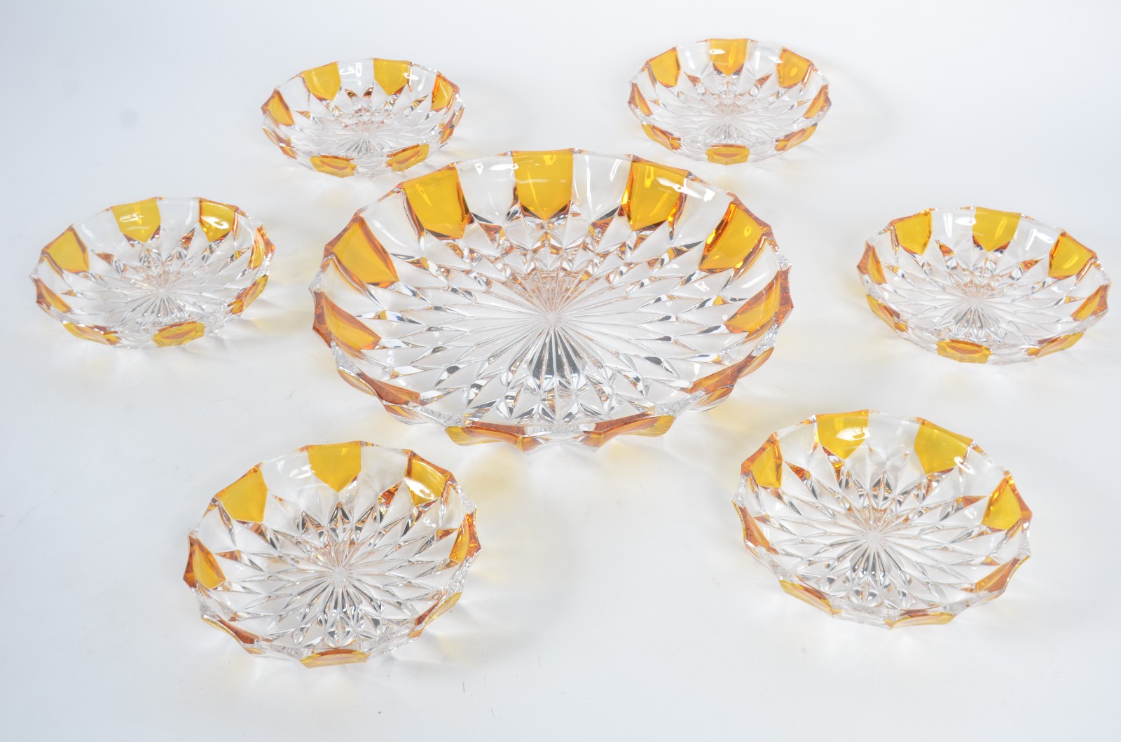 Conjunto para sobremesa de cristal doublé âmbar lapidado, composto de... - foto 1 de 8
