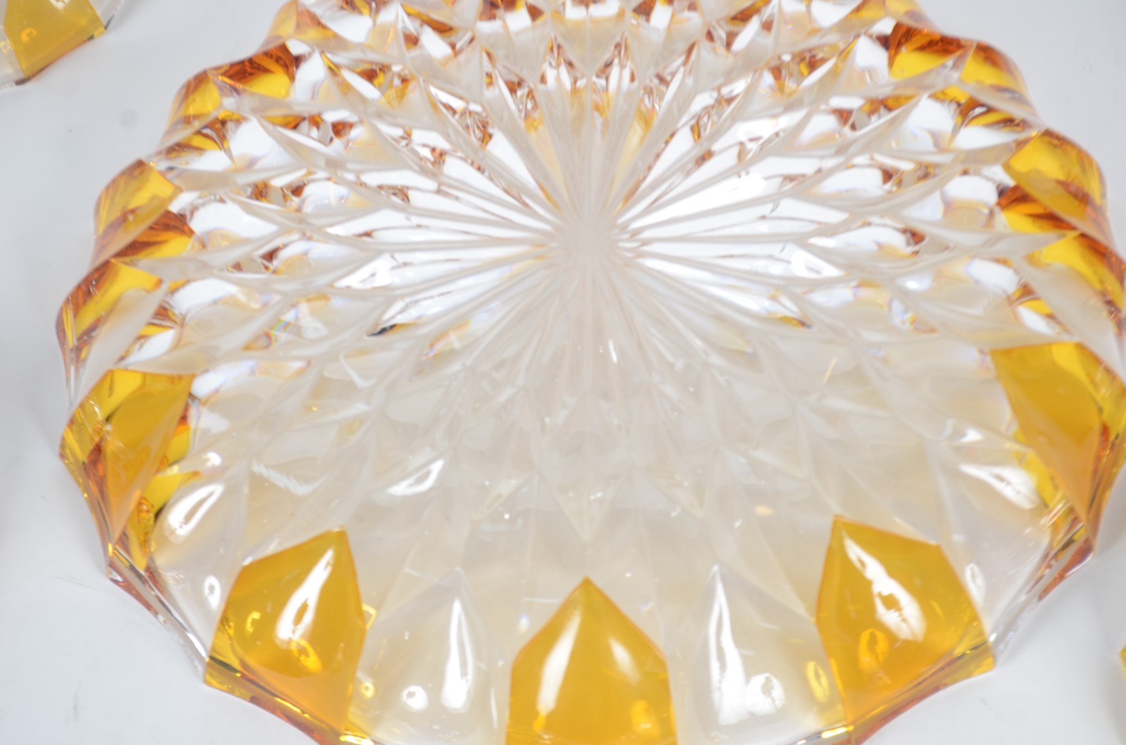 Conjunto para sobremesa de cristal doublé âmbar lapidado, composto de... - foto 7 de 8