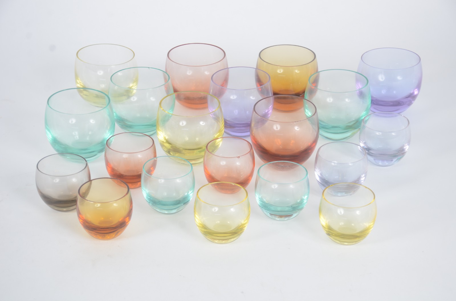 Conjunto com 10 copos para batida e 10 para licor de cristal colorido... - foto 1 de 6
