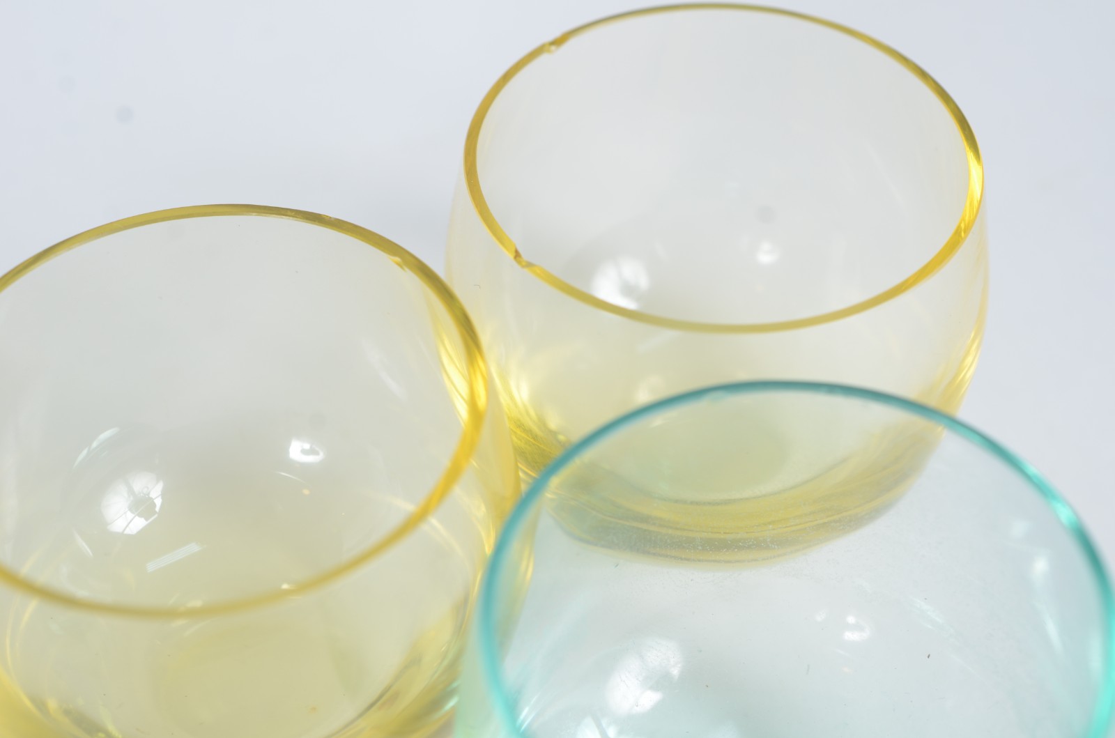 Conjunto com 10 copos para batida e 10 para licor de cristal colorido... - foto 5 de 6