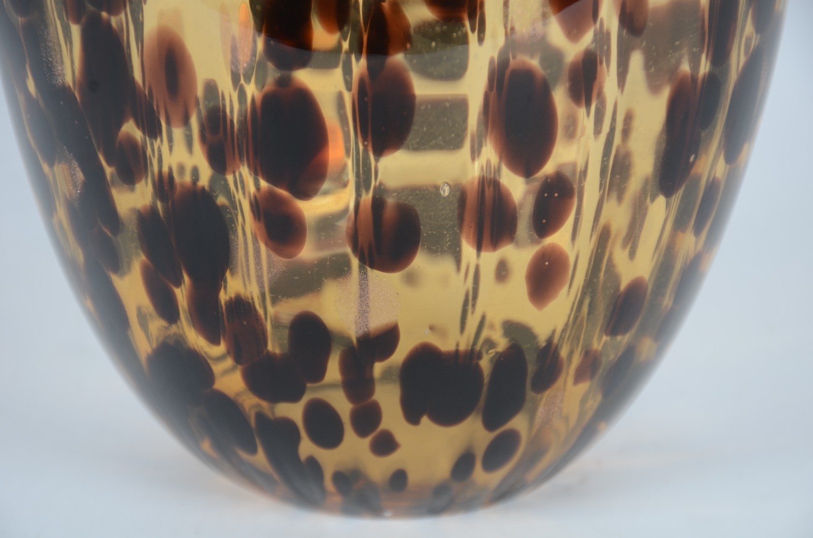Maçã de vidro decorativo em mesclas marrons e dourado. - foto 3 de 5