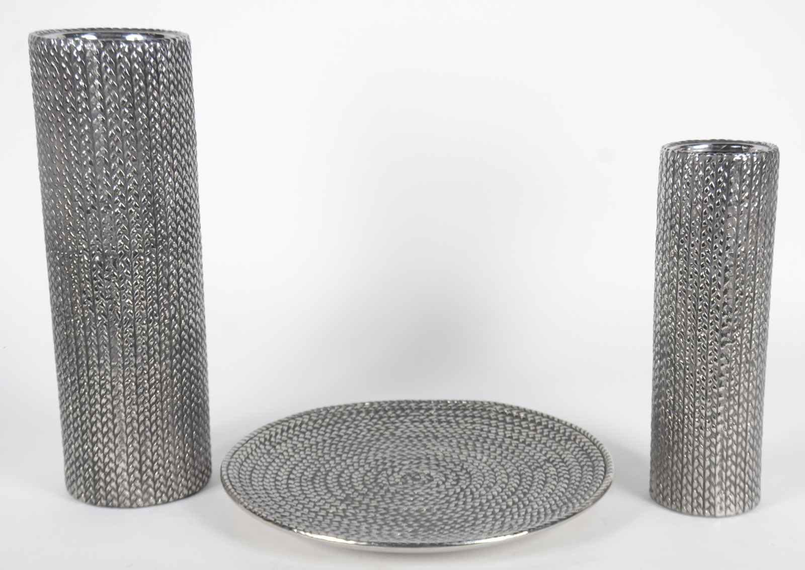 Três peças decorativas, sendo: 2 vasos e centro de mesa. - foto 1 de 7