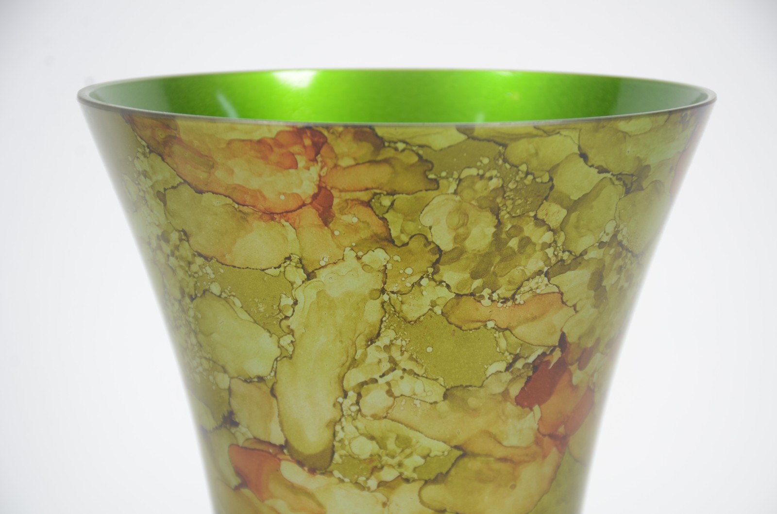 Vaso de vidro decorativo em tons mesclados de verde e coral. - foto 2 de 5