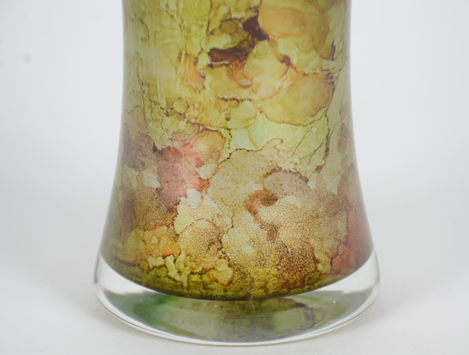 Vaso de vidro decorativo em tons mesclados de verde e coral. - foto 3 de 5
