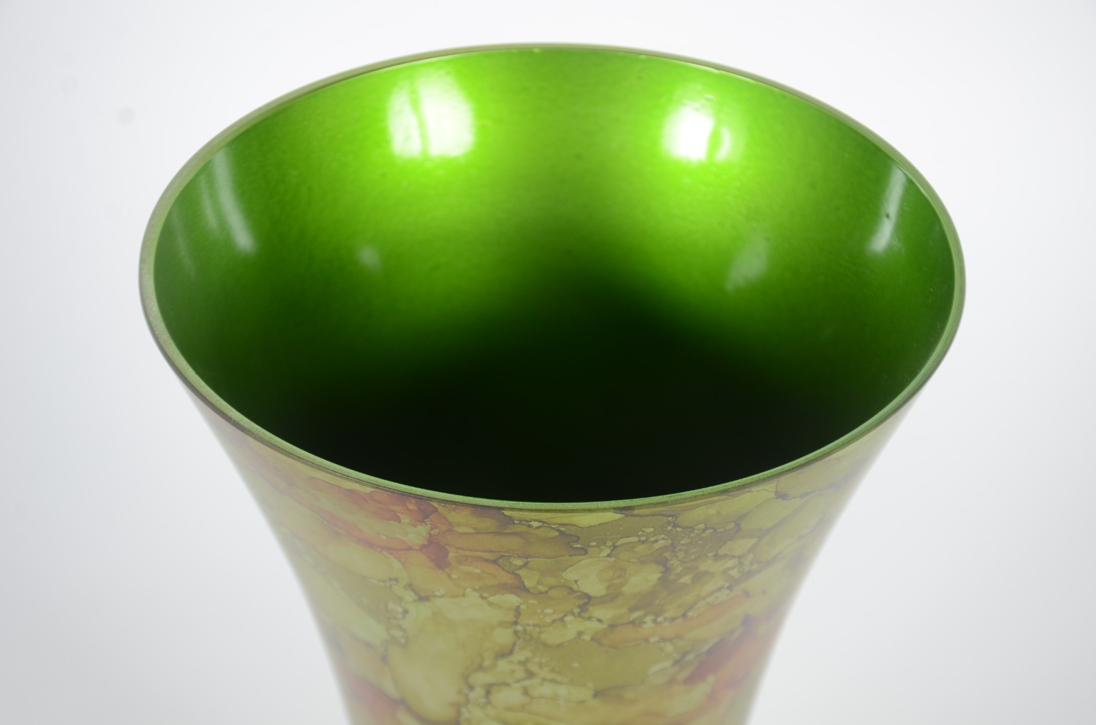 Vaso de vidro decorativo em tons mesclados de verde e coral. - foto 4 de 5