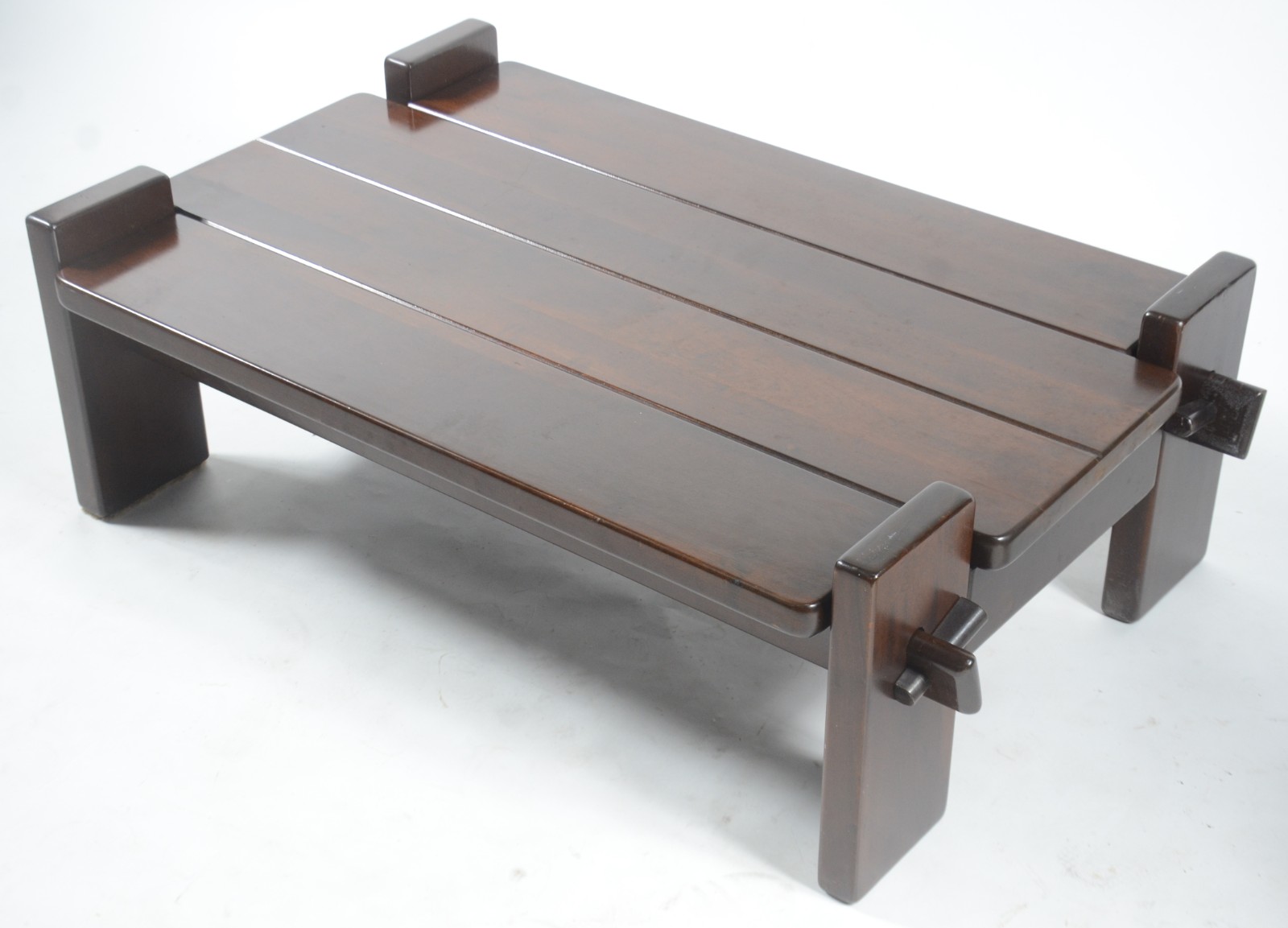 Mesa de centro de madeira nobre em ripas, design moderno. - foto 1 de 7