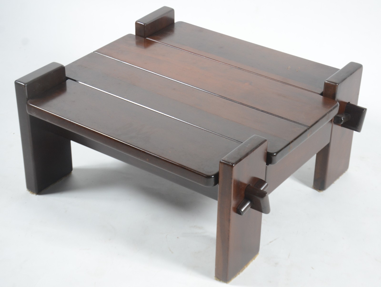 Mesa de centro de madeira nobre em ripas, design moderno. - foto 1 de 8