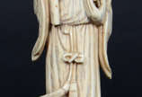 Estatueta de marfim representando sacerdote - Estatueta de marfim representando sacerdote