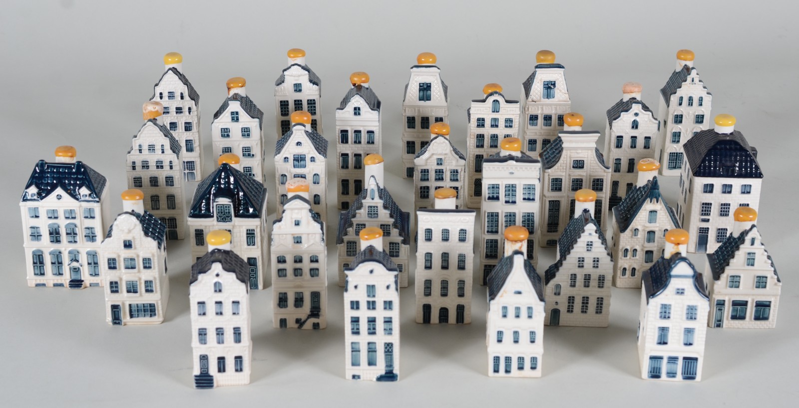 Coleção com 27 garrafas de cerâmica holandesa da KLM na forma de... - foto 1 de 7