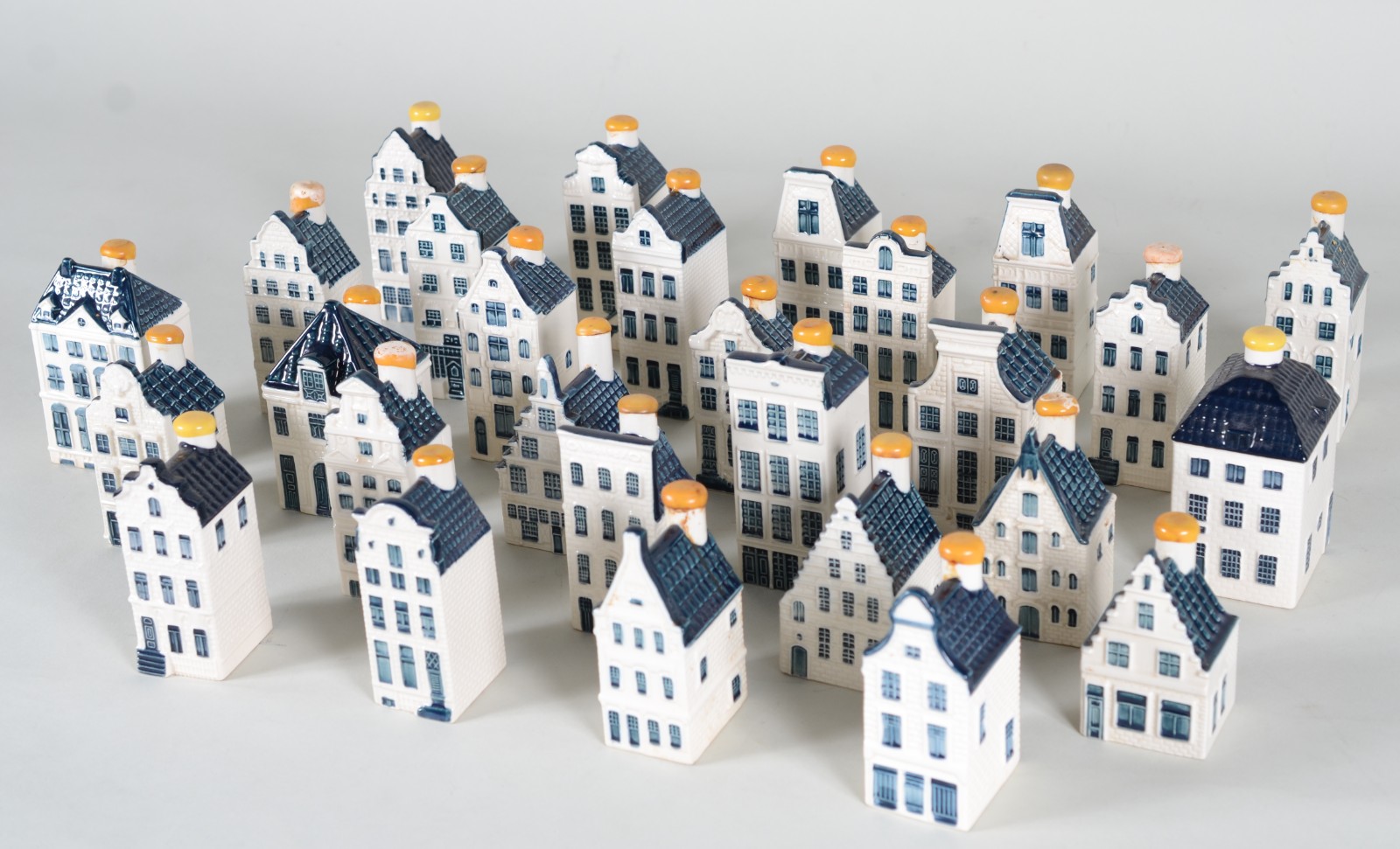 Coleção com 27 garrafas de cerâmica holandesa da KLM na forma de... - foto 2 de 7