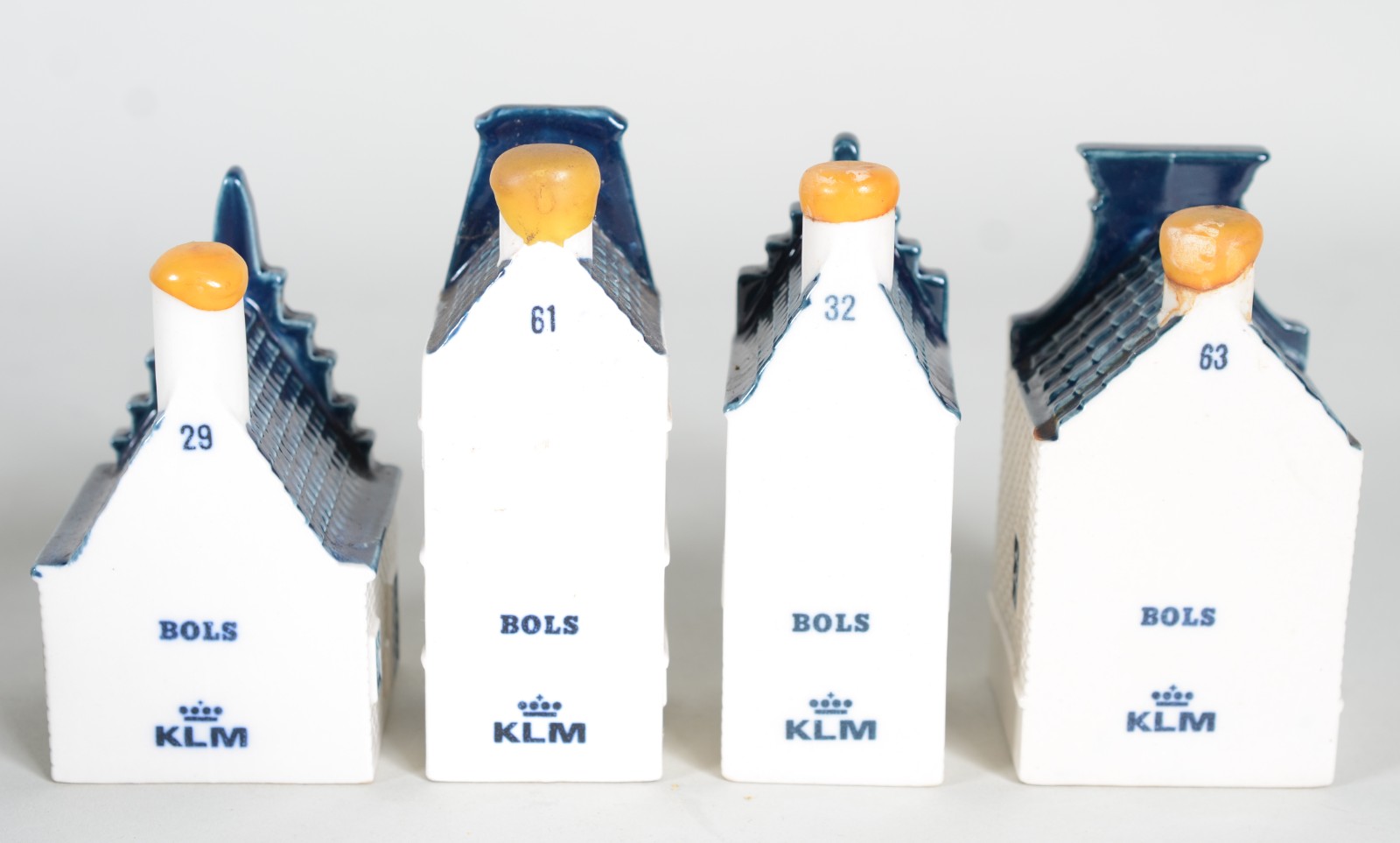 Coleção com 27 garrafas de cerâmica holandesa da KLM na forma de... - foto 4 de 7