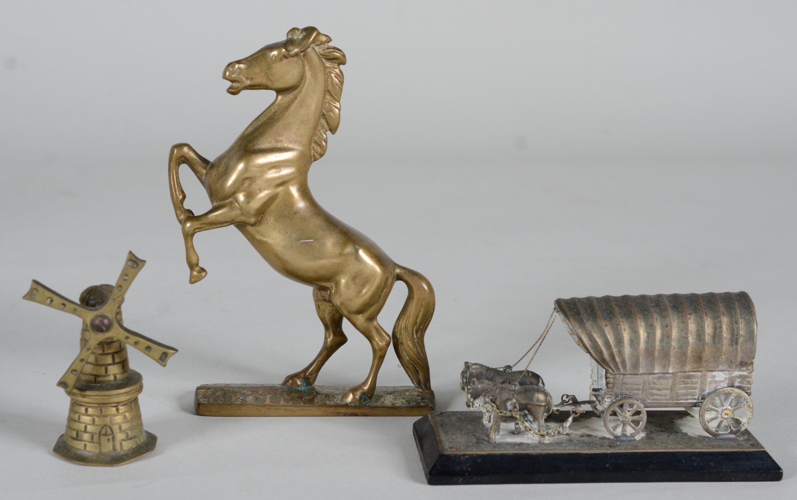 Diversas peças decorativas, sendo: cavalo, moinho e barril de metal... - foto 2 de 9