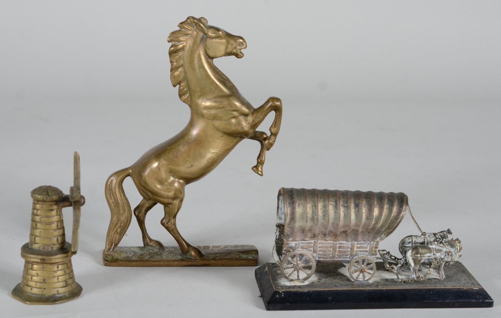 Diversas peças decorativas, sendo: cavalo, moinho e barril de metal... - foto 3 de 9