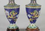 Par de pequenos vasos de cloisoné, ricamente de... - Par de pequenos vasos de cloisoné, ricamente decorados com figuras de dragões em policromia sobre fundo azul. Assinados na base. Acompanham pean...