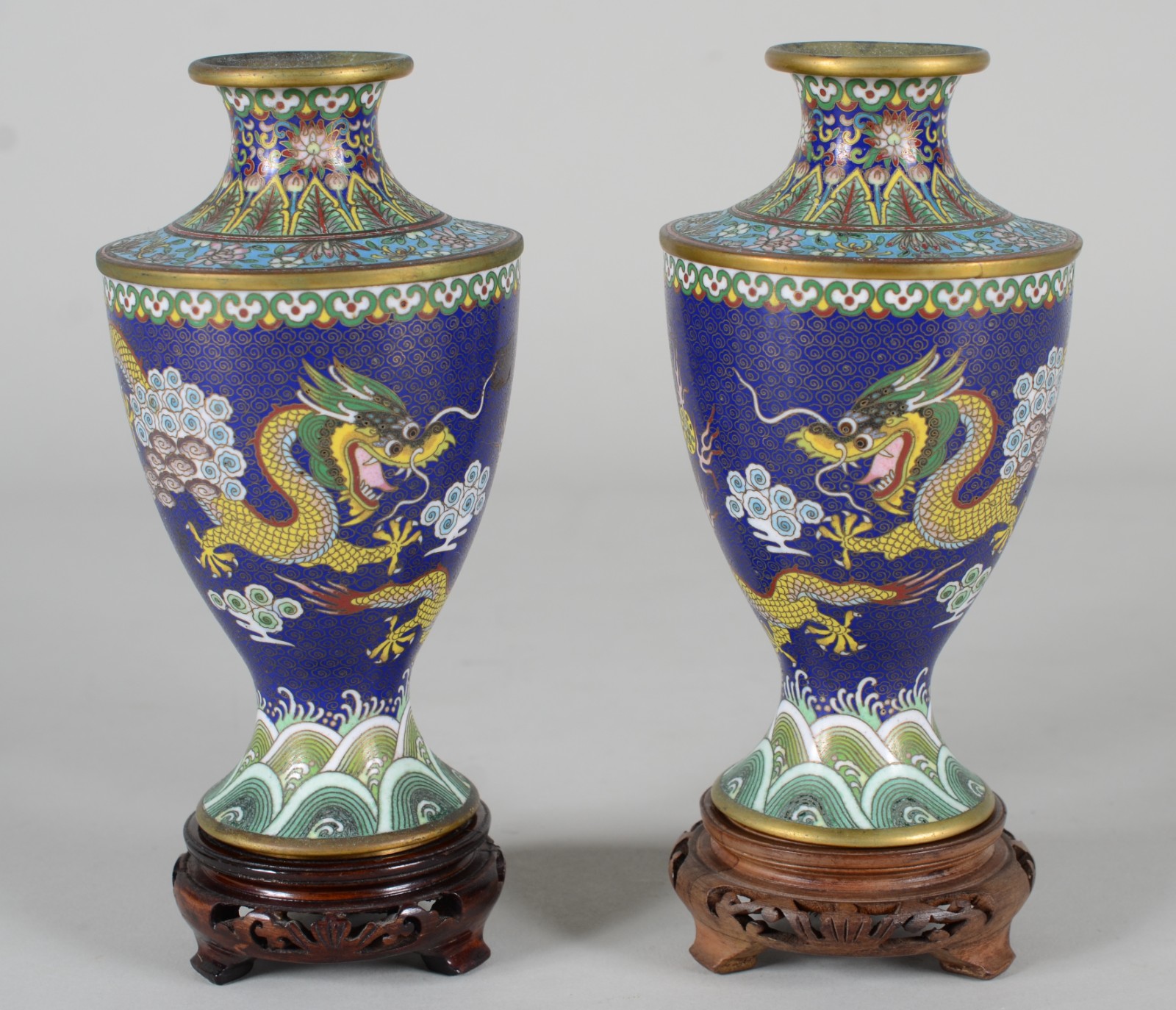 Par de pequenos vasos de cloisoné, ricamente decorados com figuras de... - foto 1 de 9
