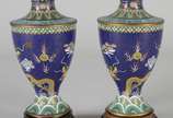 Par de pequenos vasos de cloisoné, ricamente de... - Par de pequenos vasos de cloisoné, ricamente decorados com figuras de dragões em policromia sobre fundo azul. Assinados na base. Acompanham pean...