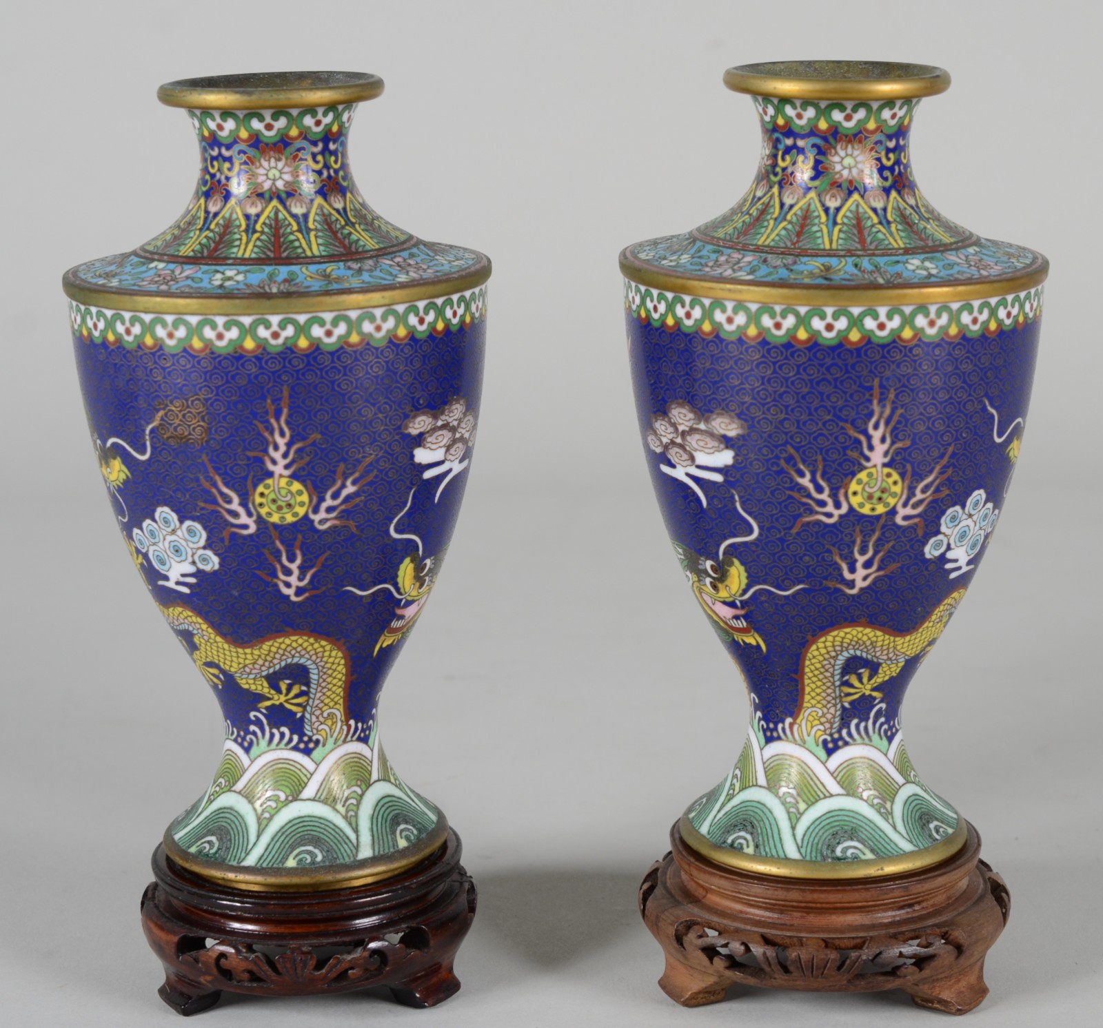 Par de pequenos vasos de cloisoné, ricamente decorados com figuras de... - foto 2 de 9