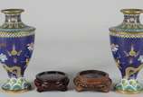 Par de pequenos vasos de cloisoné, ricamente de... - Par de pequenos vasos de cloisoné, ricamente decorados com figuras de dragões em policromia sobre fundo azul. Assinados na base. Acompanham pean...