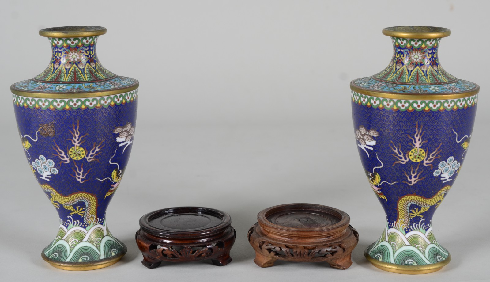 Par de pequenos vasos de cloisoné, ricamente decorados com figuras de... - foto 3 de 9