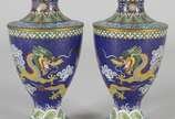 Par de pequenos vasos de cloisoné, ricamente de... - Par de pequenos vasos de cloisoné, ricamente decorados com figuras de dragões em policromia sobre fundo azul. Assinados na base. Acompanham pean...
